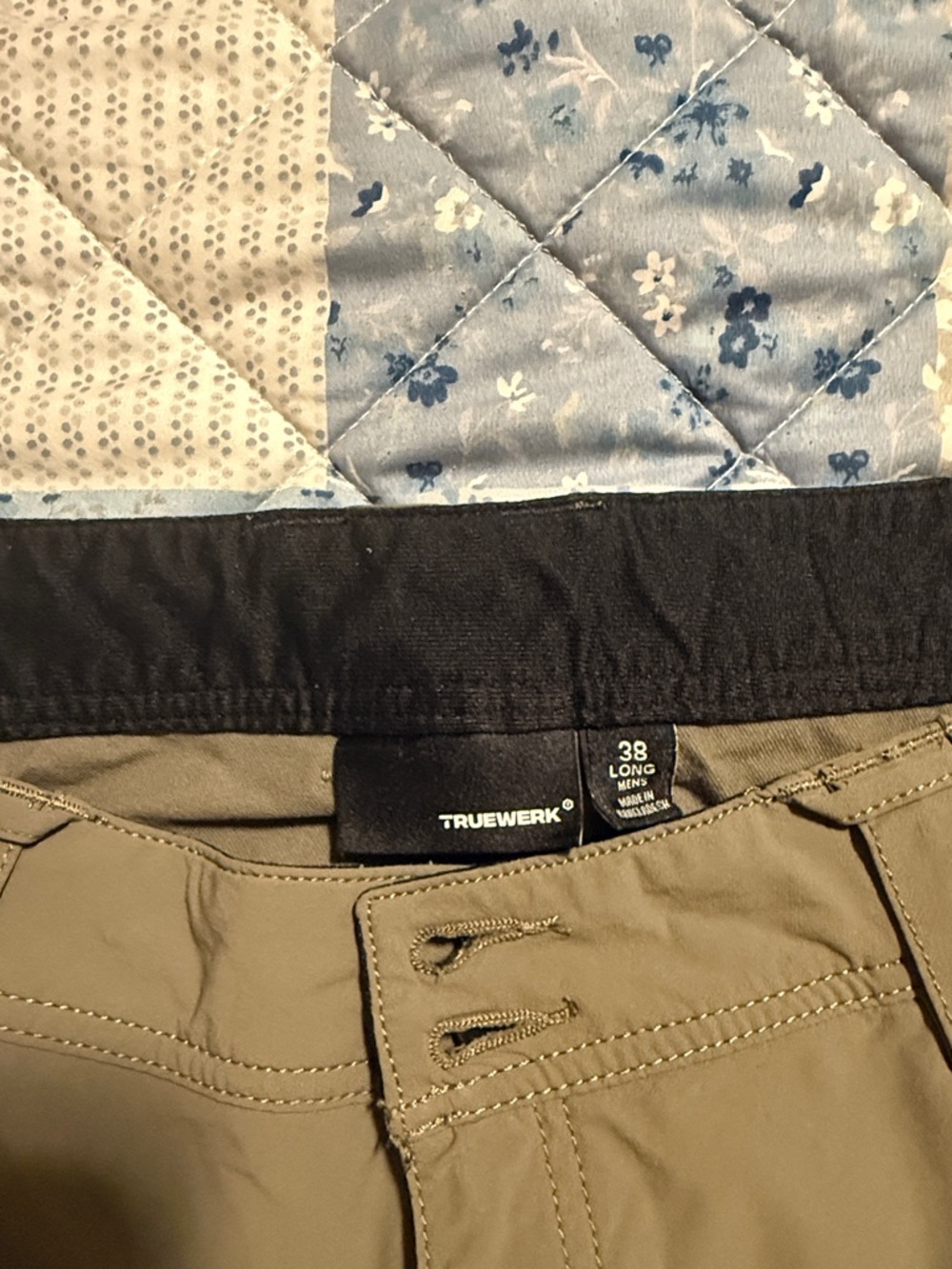 Men's Olive Cargo Shorts with Secure Pockets - Picture 2 of 3